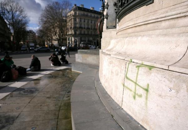 Une croix gammée taguée sur la statue de la République, place de la République à Paris, le 16 février 2026