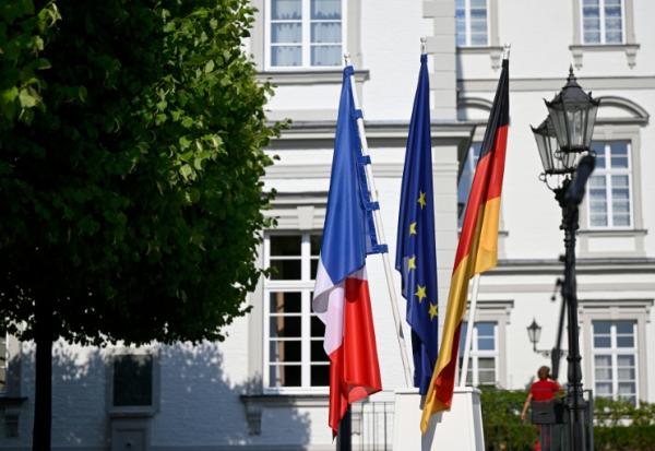 Les drapeaux français, européen et allemand déployés avant la rencontre entre le chancelier allemand Friedrich Merz et le président français Emmanuel Macron à Brühl, dans l'ouest de l'Allemagne, le 16 juillet 2026,
