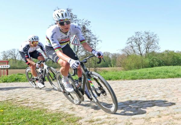 Le coureur slovène de l'équipe UAE Emirates, Tadej Pogacar (c.), roule avec son équipe sur les pavés de la "tranchée" de Brillon, le 9 avril 2026, afin de reconnaître le parcours pavé de la 123e édition de Paris-Roubaix, qui se déroulera le 12 avril