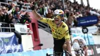 Le Belge Wout Van Aert (Visma Lease a bike) célèbre sa victoire devant le Slovène Tadej Pogacar au vélodrome de Roubaix lors de Paris-Roubaix le 12 avril 2026