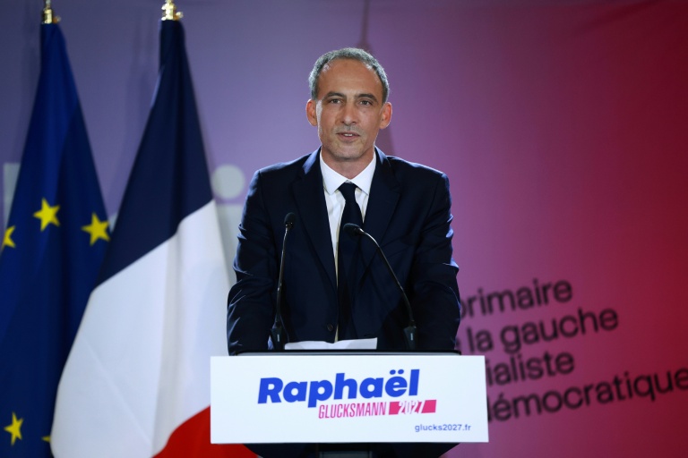Raphaël Glucksmann, candidat à la primaire ssociale-démocrate après l'annonce des résultats du premier tour de ce scrutin, le 11 octobre 2026 à Paris