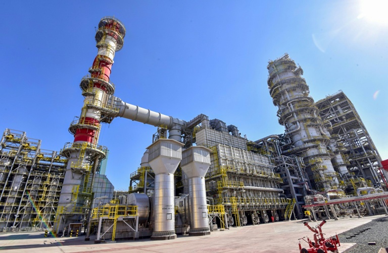 Photo non datée, diffusée le 11 novembre 2020 par la KNPC, filiale de la Kuwait Petroleum Corporation, montrant l'unité de distillation de pétrole brut de la raffinerie de Mina Abdullah, au sud de Koweït City