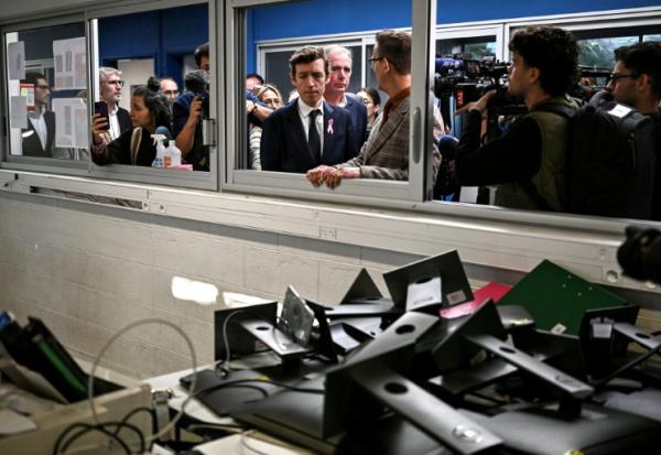 Le ministre de l'Education nationale Edouard Geffray (c) visite  le lycéen Les Iris, saccagé le 8 octobre 2026, à Lormont, le 15 octobre 2026 près de Bordeaux, en Gironde