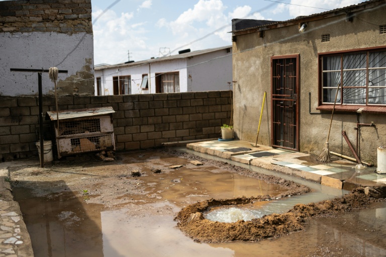 Une maison cernée par les eaux usées stagnantes dans le township de Katlehong, près de Johannesburg, le 5 octobre 2026