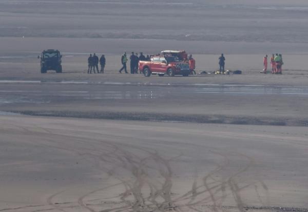 Des véhicules de secours et des unités médicales sur la plage pour soigner des migrants après qu'une tentative de traversée illégale de la Manche a tourné au drame, le 9 avril 2026 à Equihen-Plage, dans le Pas-de-Calais