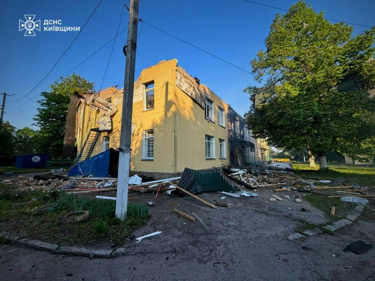 Image fournie par les services d'urgence ukrainiens d'un jardin d'enfants frappé lors d'une attaque russe à Kiev le 12 mai 2026
