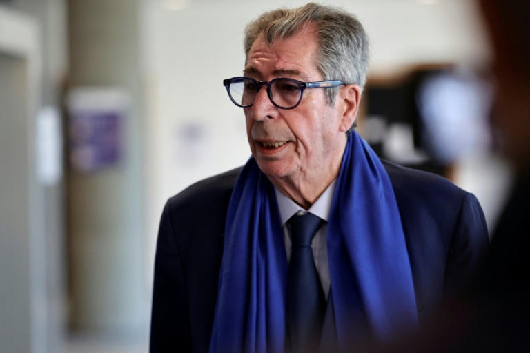 L'ancien maire de Levallois-Perret, Patrick Balkany, arrive au tribunal de Nanterre, le 7 avril 2026 dans les Hauts-de-Seine