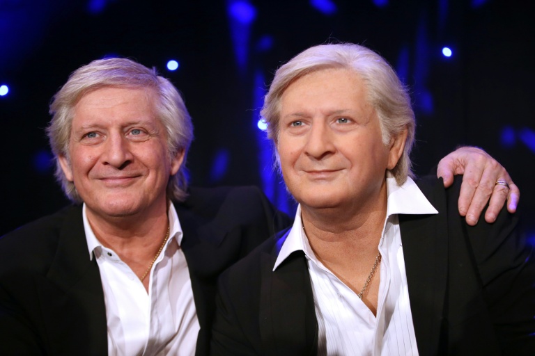 Patrick Sébastien en compagnie de son effigie lors de son entrée au musée Grévin à Paris le 29 janvier 2014