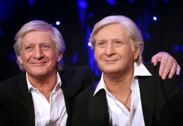 Patrick Sébastien en compagnie de son effigie lors de son entrée au musée Grévin à Paris le 29 janvier 2014