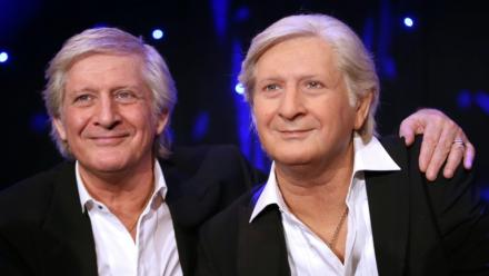 Patrick Sébastien en compagnie de son effigie lors de son entrée au musée Grévin à Paris le 29 janvier 2014