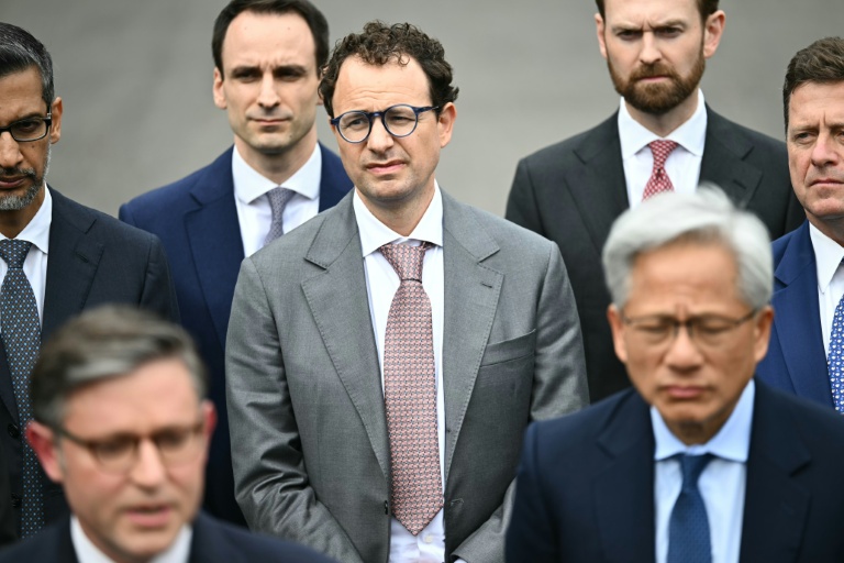 Le patron d'Anthropic Dario Amodei (au centre) à la Maison Blanche, à Washington, le 29 septembre 2026