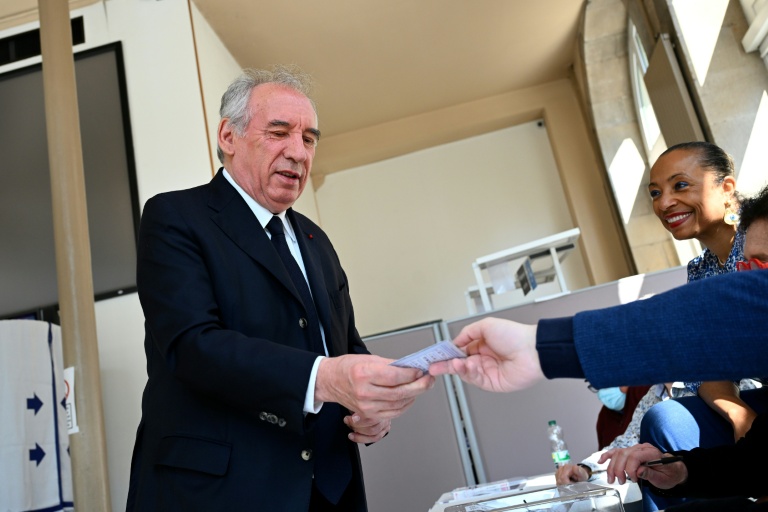 François Bayrou (c), maire sortant de Pau et candidat centriste du MoDem à sa réélection, prononce un discours après sa défaite au 2e tour des municipales, le 22 mars 2026 à Pau, dans les Pyrénées-Atlantiques