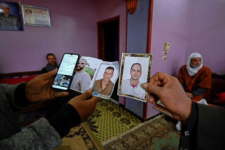Les portraits (de droite à gauche) d'Ahmed Kamel (29 ans), Adel Hamed (37) et Mohamed Abdelsamad (32), portés disparus en Méditerranée alors qu'ils tentaient de gagner l'Europe via la Libye, sont montrés par leurs proches, dans le village égyptien d'Abdallah Aziza, le 21 janvier 2026