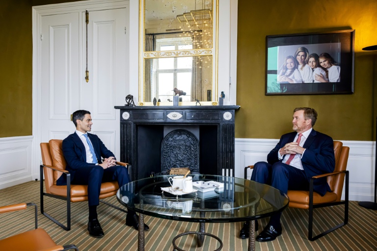 Le roi des Pays-Bas Willem-Alexander, à droite, reçoit Rob Jetten, à gauhe, au palais à La Haye, aux Pays-Bas, le 21 février 2026