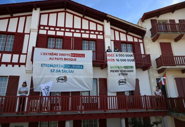Des banderoles ont été déployées sur la villa "Ugaina", au Pays basque, le 2 octobre 2025
