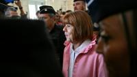 Gisèle Pelicot quitte le palais de justice de Nîmes après le procès en appel de l'affaire des viols de Mazan, le 9 octobre 2025