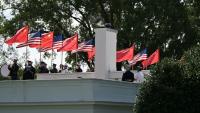 Des membres de la garde d'honneur de l'armée américaine portent les drapeaux des États-Unis et de la Chine lors d'une répétition en vue de la prochaine visite du président chinois Xi Jinping à la Maison Blanche, le 19 septembre 2026 à Washington