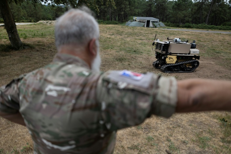Un militaire observe la progression d'un robot autonome, le 2 juillet à Coëtquidan, dans l'ouest de la France