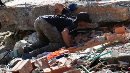 Un homme cherche des survivants à Pereira, en Colombie, le 11 août 2026