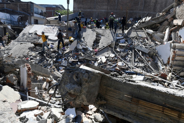 Un secouriste cherche des survivants à Pereira, Colombie, le 11 août 2026