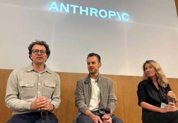 Dario Amodei, cofondateur et patron d'Anthropic, Mike Krieger, directeur produit de la start-up et Sasha de Marigny, directrice de la communication, à San Francisco, Californie, le 22 mai 2025