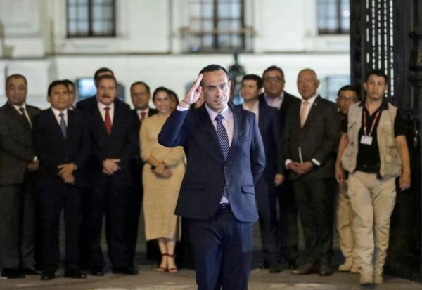 Le président par intérim José Jeri sort du Palais du gouvernement à Lima, Pérou, le 17 février 2026