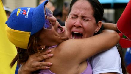 Deux exilées vénézuéliennes exultent à Medellin, en Colombie, après l'annonce de la capture de Nicolas Maduro, le 3 janvier 2026
