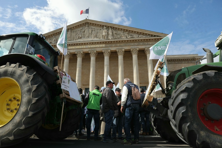 Manifestation d'agriculteurs devant l'Assemblée nationale à Paris le 26 mai 2025