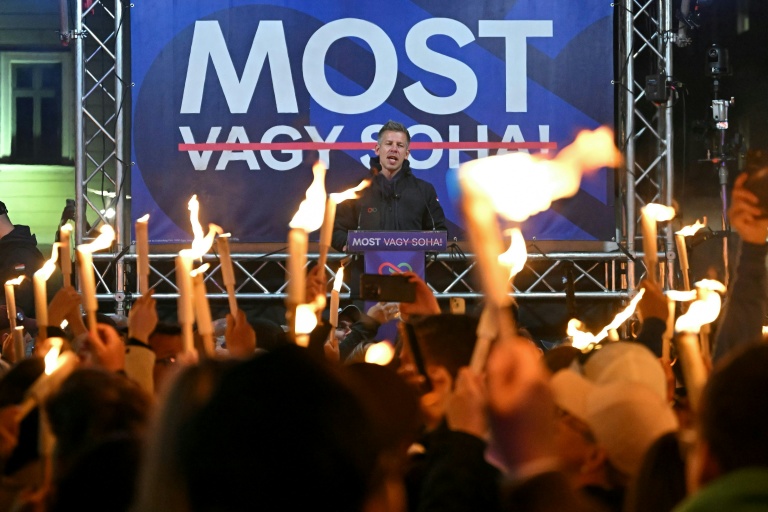 Peter Magyar, chef du parti pro-européen Tisza, lors d'un meeting à Györ, le 9 avril 2026 en Hongrie