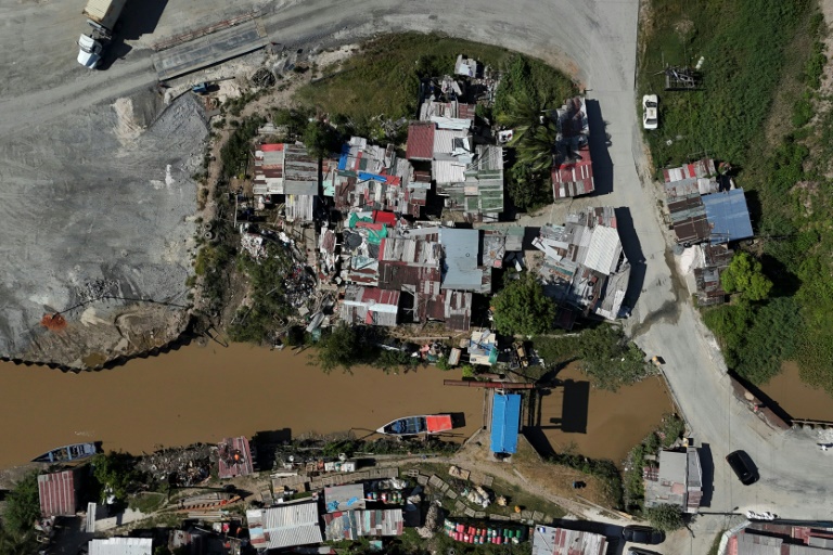 Vue aérienne d'un bidonville à Georgetown, la capitale du Guyana, le 26 août 2025