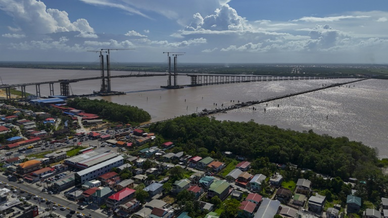 Vue aérienne du nouveau pont en construction Demerara à Georgetown, la capitale du Guyana, le 26 août 2025