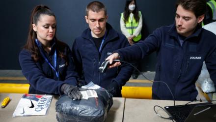 Des agents des douanes inspectent des colis de fret aérien dans un entrepôt de l’aéroport de Roissy-Charles de Gaulle, près de Paris, le 29 avril 2025