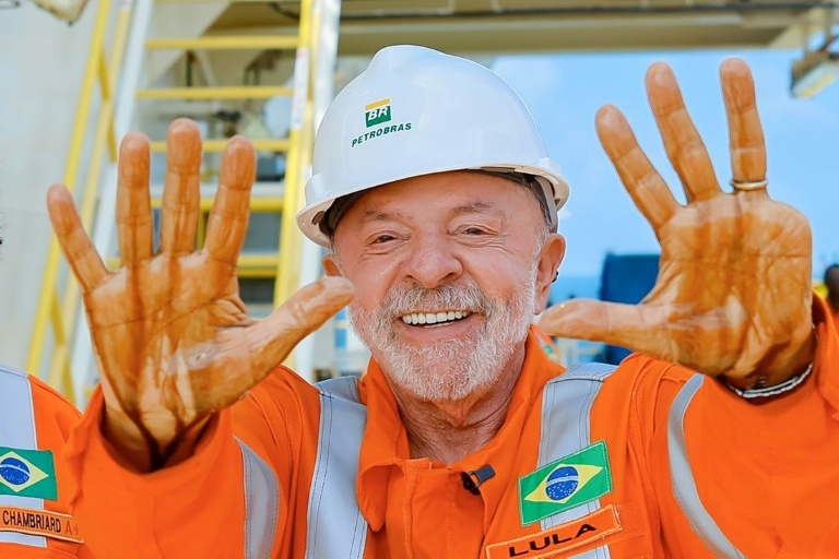 Photo transmise par l'Agencia Petrobras montrant le président brésilien Luiz Inacio Lula da Silva exhiber ses mains couvertes de pétrole lors d'une visite sur la plateforme de forage NS-42, au large de l'Etat d'Amapa au Brésil, le 17 août 2026