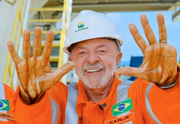 Photo transmise par l'Agencia Petrobras montrant le président brésilien Luiz Inacio Lula da Silva exhiber ses mains couvertes de pétrole lors d'une visite sur la plateforme de forage NS-42, au large de l'Etat d'Amapa au Brésil, le 17 août 2026