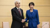 Le directeur de l'Agence internationale de l'énergie (AIE), Fatih Birol et la Première ministre japonaise Sanae Takaichi avant une réunion à Tokyo le 25 mars 2026