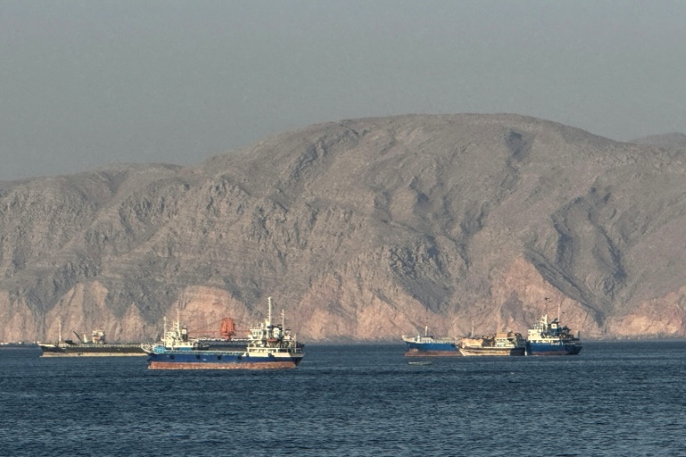Des navires ancrés dans le détroit d'Ormuz, au large du port de Khasab à Oman, le 17 mai 2026