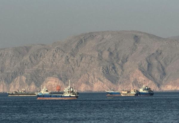 Des navires ancrés dans le détroit d'Ormuz, au large du port de Khasab à Oman, le 17 mai 2026