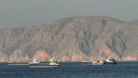 Des navires ancrés dans le détroit d'Ormuz, au large du port de Khasab à Oman, le 17 mai 2026