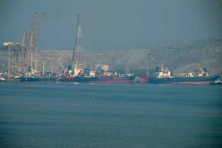 Des pétroliers au terminal à conteneurs de Khor Fakkan, le long du détroit d'Ormuz, le 23 juin 2025 aux Emirats arabes unis