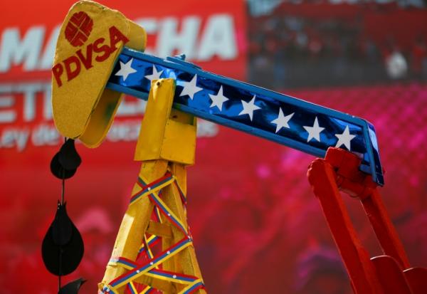 Une fausse plateforme de forage pétrolier vue lors d'une marche convoquée par le Parti socialiste unifié du Venezuela (PSUV) en soutien à la Loi sur les hydrocarbures et exigeant la libération de Maduro, à Caracas, le 29 janvier 2026