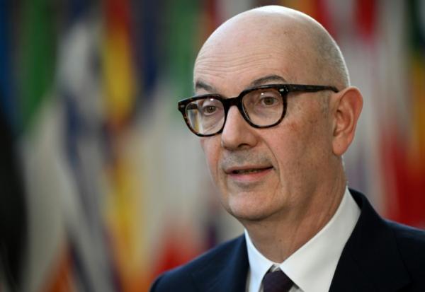 Le ministre français des Finances, Roland Lescure s'adresse aux médias à l'issue d'un sommet des ministres des Finances du G7 par vidéoconférence à Bruxelles, le 9 mars 2026