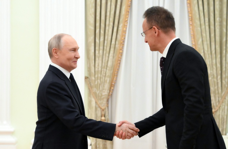 Image fournie par l'agence russe Sputnik du président russe Vladimir Poutine salue le ministre hongrois des Affaires étrangères Peter Szijjarto, à Moscou le 4 mars 2026