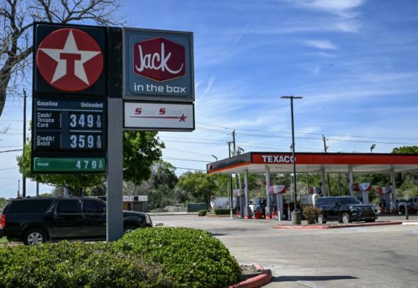 Une station-service américaine à Houston (Texas) le 16 mars 2026
