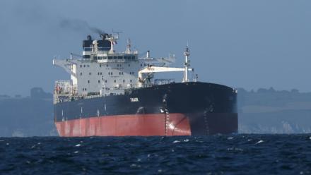 Le Tagor, pétrolier de la flotte fantôme russe arraisonné dans l'océan Atlantique par la marine française, le 2 juin 2026 à son arrivée dans la baie de Douarnenez, dans le Finistère