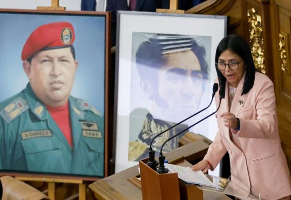 La vice-présidente du Venezuela, Delcy Rodriguez, s'exprime devant les portraits du défunt président vénézuélien Hugo Chavez et du héros de la libération Simon Bolivar au Parlement à Caracas, le 4 décembre 2025