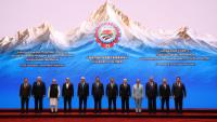 Cette photo de groupe, diffusée par l'agence d'Etat russe Sputnik, montre notamment le président bélarusse Alexandre Loukachenko, le Premier ministre indien Narendra Modi, le président iranien Massoud Pezeshkian, les présidents kazakh Kassym-Jomart Tokaïev, chinois Xi Jinping, kirghiz Sadyr Japarov, russe Vladimir Poutine, le Premier ministre pakistanais Shehbaz Sharif, ainsi que les présidents tadjik Emomali Rakhmon et ouzbek Chavkat Mirzioïev, avant le sommet de l'Organisation de coopération de Shanghai (OCS), à Bichkek, le 1er septembre 2026.