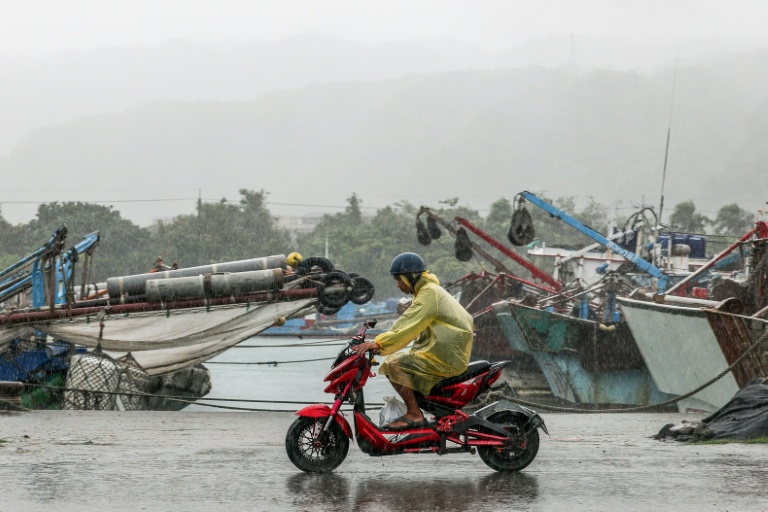 Un homme en scooter sous une pluie battante à Yilan, le 11 novembre 2025, alors que le typhon Fung-Wong approche de Taïan