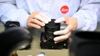 Un employé assemble une caméra Leica à Wetzlar, Allemagne, en mars 2025.