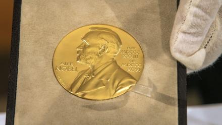La physique des particules, l'invention d'une "cape d'invisibilité" ou l'astrophysique figurent parmi les recherches qui pourraient remporter le prix Nobel de physique mardi, selon les experts