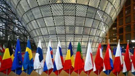 Les drapeaux de pays européens au siège de l'Union européenne à Bruxelles, le 19 mars 2026